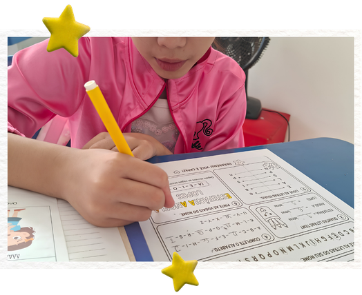 Aluna realizando atividade pedagógica no Espaço Ensinar & Descobrir